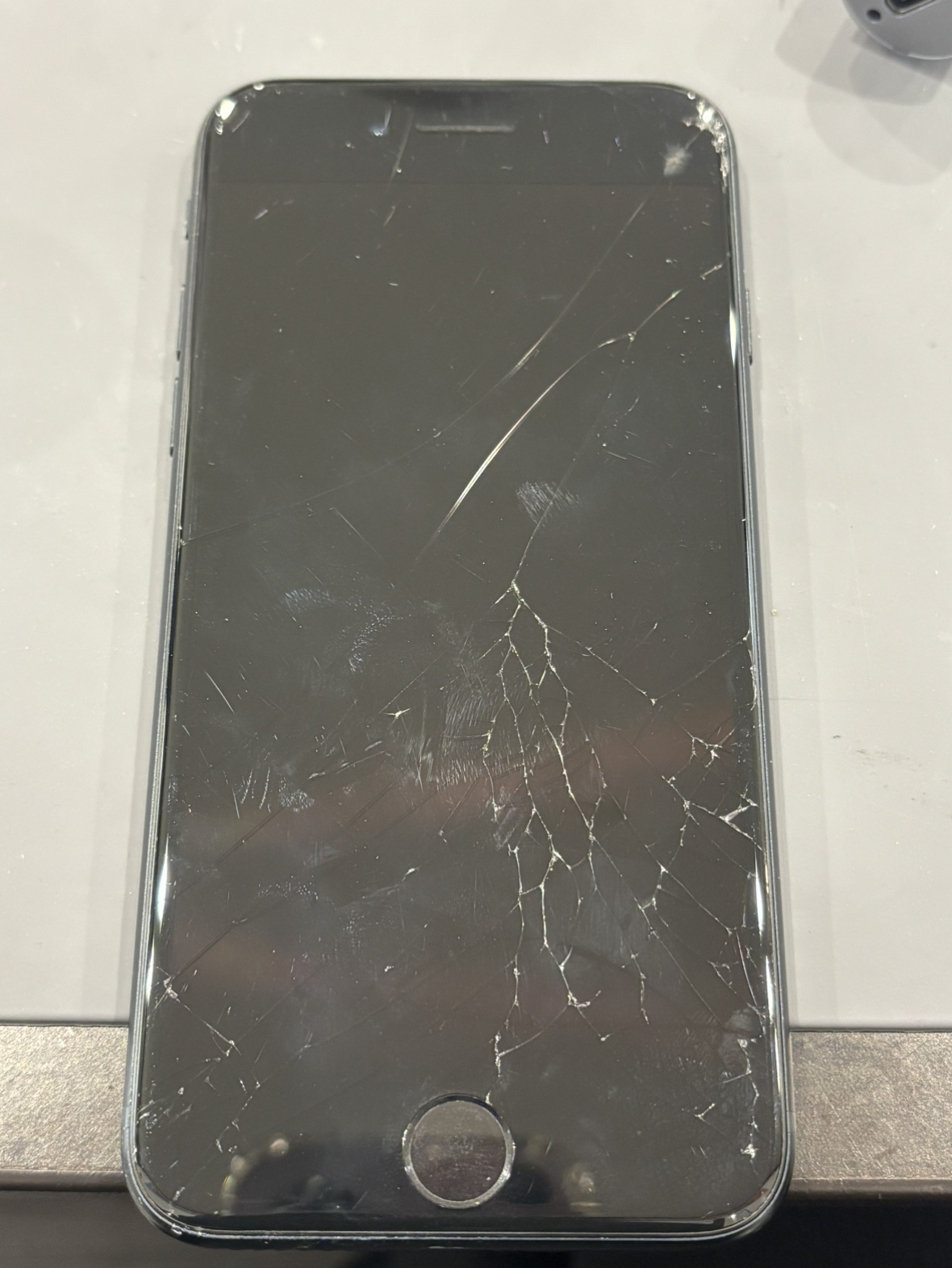 【修理実例】iPhoneSE3の画面交換修理